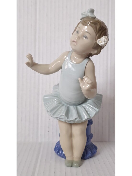 Lladro Other - Lladro 5104 ~Little Ballet Girl "Sallie" ~ Excellent condition